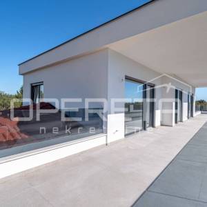 Luksuzna vila s zadivljujućim pogledom na more uronjena u prirodu.