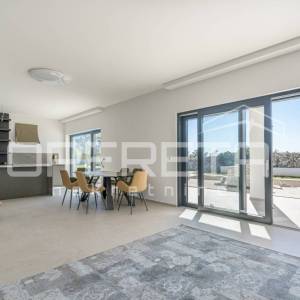 Luksuzna vila s zadivljujućim pogledom na more uronjena u prirodu.