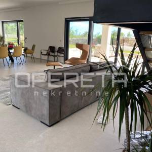 Luksuzna vila s zadivljujućim pogledom na more uronjena u prirodu.