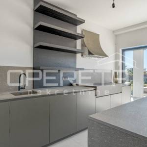 Luksuzna vila s zadivljujućim pogledom na more uronjena u prirodu.