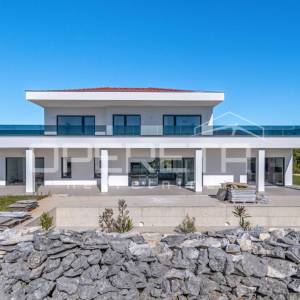 Luksuzna vila s zadivljujućim pogledom na more uronjena u prirodu.