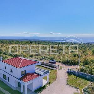 Luksuzna vila s zadivljujućim pogledom na more uronjena u prirodu.