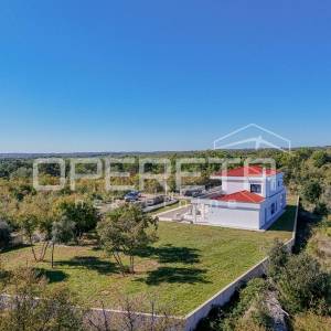 Luksuzna vila s zadivljujućim pogledom na more uronjena u prirodu.