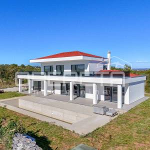 Luksuzna vila s zadivljujućim pogledom na more uronjena u prirodu.