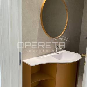 Luksuzna vila s zadivljujućim pogledom na more uronjena u prirodu.