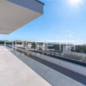 Luksuzna vila s zadivljujućim pogledom na more uronjena u prirodu.