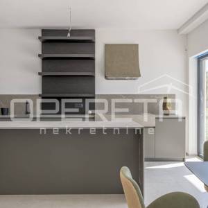 Luksuzna vila s zadivljujućim pogledom na more uronjena u prirodu.