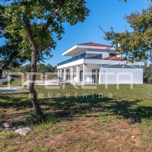 Luksuzna vila s zadivljujućim pogledom na more uronjena u prirodu.