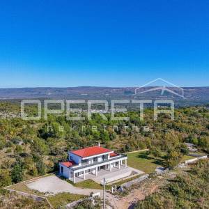 Luksuzna vila s zadivljujućim pogledom na more uronjena u prirodu.