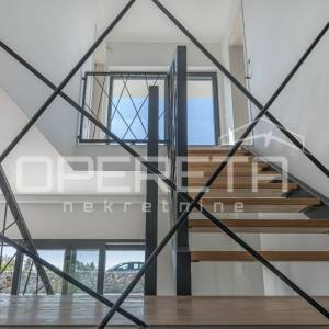 Luksuzna vila s zadivljujućim pogledom na more uronjena u prirodu.