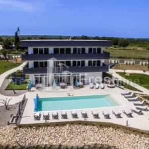 LUKSUZNA VILLA S 13 SOBA+BAZEN