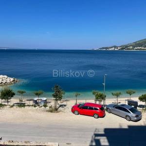 Luksuzni dvosobni stan uz plažu u Omišu, prodaja