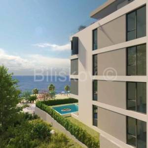 Luksuzni dvosobni stan uz plažu u Omišu, prodaja