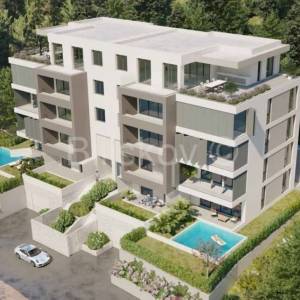 Luksuzni dvosobni stan uz plažu u Omišu, prodaja