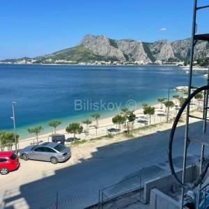 Luksuzni dvosobni stan uz plažu u Omišu, prodaja