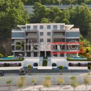 Luksuzni dvosobni stan uz plažu u Omišu, prodaja