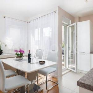 Makarska jednosoban stan 47,5 m2, parking 13,5 m2