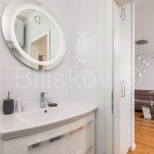 Makarska jednosoban stan 47,5 m2, parking 13,5 m2