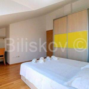 MAKARSKA-  trosoban stan 90 m2, park. mjesto i garaža