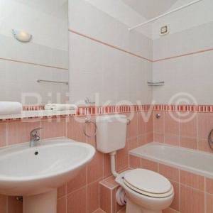 MAKARSKA-  trosoban stan 90 m2, park. mjesto i garaža