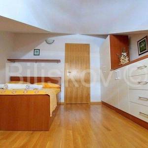 MAKARSKA-  trosoban stan 90 m2, park. mjesto i garaža