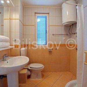 MAKARSKA-  trosoban stan 90 m2, park. mjesto i garaža