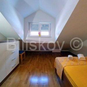 MAKARSKA-  trosoban stan 90 m2, park. mjesto i garaža