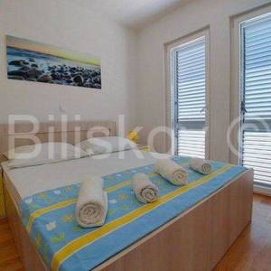 MAKARSKA-  trosoban stan 90 m2, park. mjesto i garaža