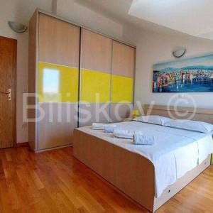 MAKARSKA-  trosoban stan 90 m2, park. mjesto i garaža