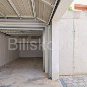 MAKARSKA-  trosoban stan 90 m2, park. mjesto i garaža