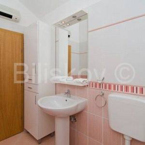 MAKARSKA-  trosoban stan 90 m2, park. mjesto i garaža