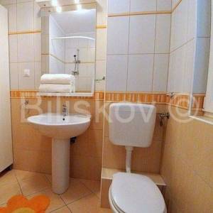 MAKARSKA-  trosoban stan 90 m2, park. mjesto i garaža