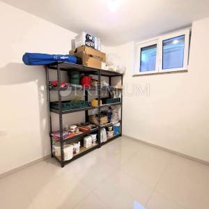 Malinska, namještena kuća s grijanim bazenom!