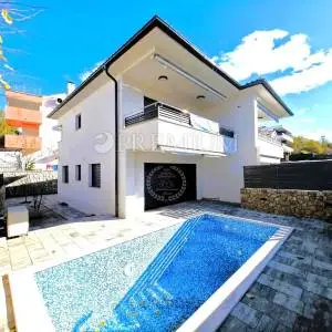 Malinska, namještena kuća s grijanim bazenom!