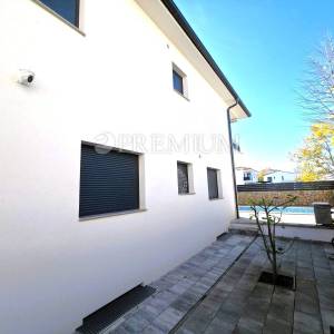 Malinska, namještena kuća s grijanim bazenom!