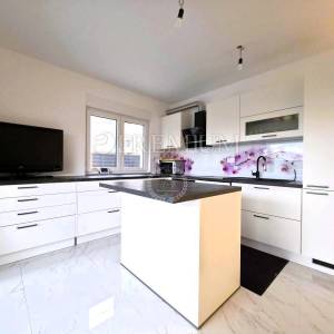 Malinska, namještena kuća s grijanim bazenom!