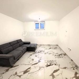 Malinska, namještena kuća s grijanim bazenom!