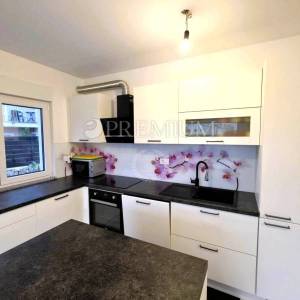 Malinska, namještena kuća s grijanim bazenom!