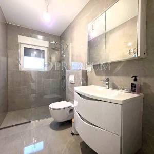 Malinska, namještena kuća s grijanim bazenom!