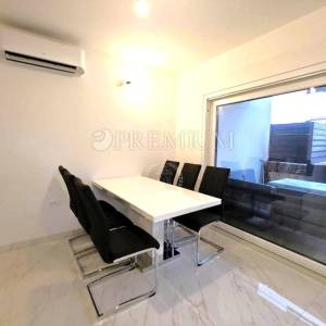 Malinska, namještena kuća s grijanim bazenom!