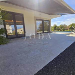 Malinska - nova kuća s bazenom i pogledom na more!