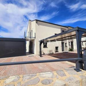 Malinska - nova kuća s bazenom i pogledom na more!