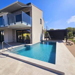 Malinska - nova kuća s bazenom i pogledom na more!