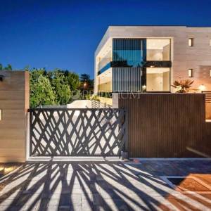 Malinska, prodaja, apartman u prizemlju novogradnje, s okućnicom i bazenom! 