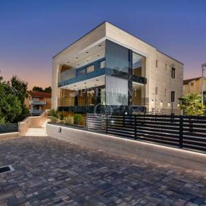 Malinska, prodaja, apartman u prizemlju novogradnje, s okućnicom i bazenom! 