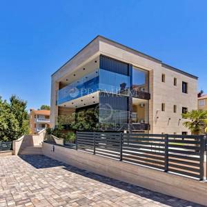 Malinska, prodaja, apartman u prizemlju novogradnje, s okućnicom i bazenom! 