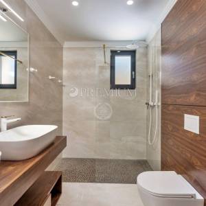 Malinska, prodaja, apartman u prizemlju novogradnje, s okućnicom i bazenom! 