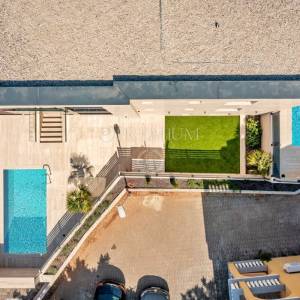 Malinska, prodaja, apartman u prizemlju novogradnje, s okućnicom i bazenom! 