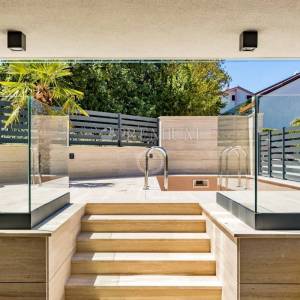 Malinska, prodaja, apartman u prizemlju novogradnje, s okućnicom i bazenom! 