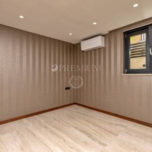 Malinska, prodaja, apartman u prizemlju novogradnje, s okućnicom i bazenom! 